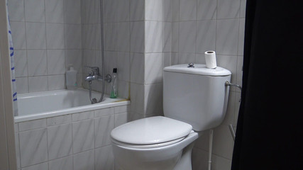 Une femme amateur turque en hijab laisse son mari en chaleur lui baiser le trou du cul