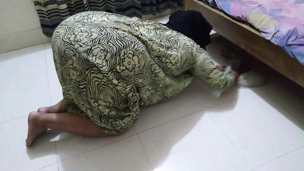 La belle-mère égyptienne reste coincée sous le lit pendant qu'elle nettoie la chambre de son beau-fils, puis son beau-fils lui baise le cul