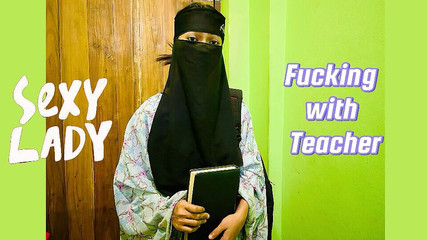 Le professeur a baisé son élève sexy et profite du moment romantique