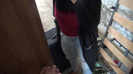 Un homme pervers reçoit la visite surprise d'un immigrant musulman et obtient un spectacle de pisse !!!