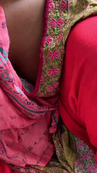 Belle femme de ménage qui travaille baise dur avec la chatte de son propriétaire