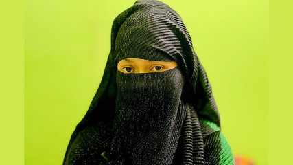 Moment passionnant avec sa demi-soeur et baise sa chatte