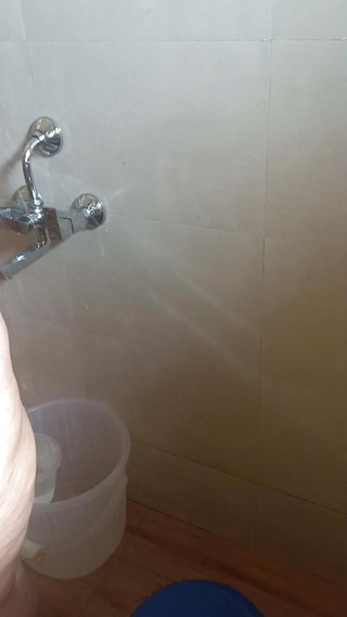 Indian BBW Bhabhi fait une pipe sous la douche