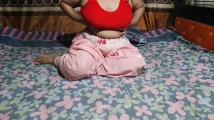 Un demi-frère et une demi-soeur plus jeunes sont allés dans sa chambre pour avoir des relations sexuelles