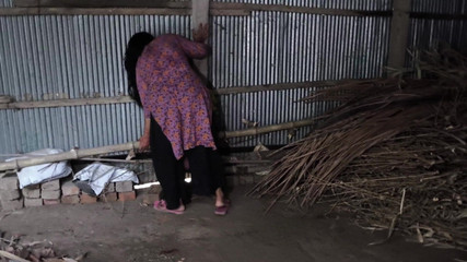 Je vois ma belle-cousine nettoyer la maison, je l'ai serrée dans mes bras par derrière et j'ai commencé à la baiser dans le cul