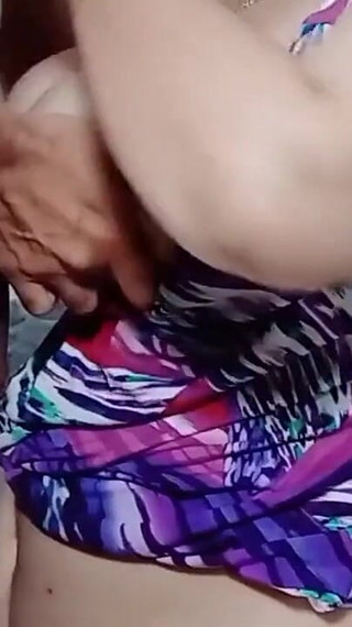 Desi Girl Audition, 2ème scène, elle montre de gros seins et se fait baiser les seins et se penche en levrette tout en parlant sale I