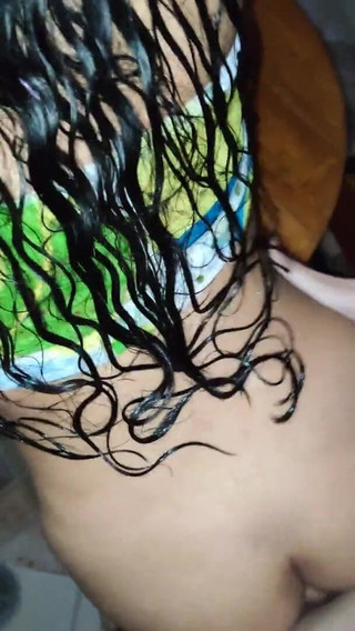 Elle prenait une douche mais je suis devenu excitée