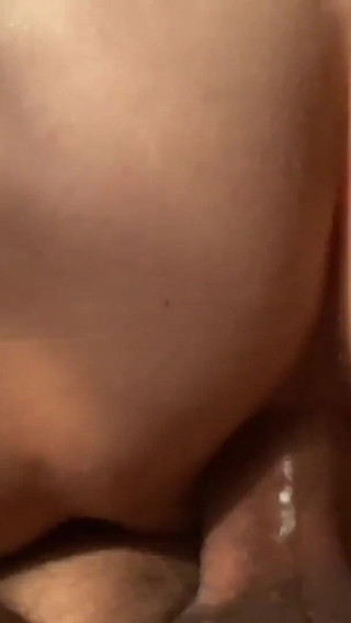 La voisine vient chevaucher ma bite au fond de son cul dès que son mari est parti au travail le matin