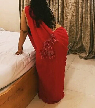 Une petite amie indienne BBW fait un strip-tease Saree pour son petit ami