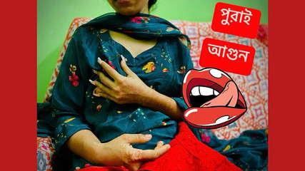 Bhabhi mignonne montrant sa chatte rose et baisant avec son voisin