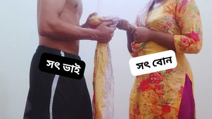 Un demi-frère séduit sa demi-soeur pour qu'elle baise seule à la maison