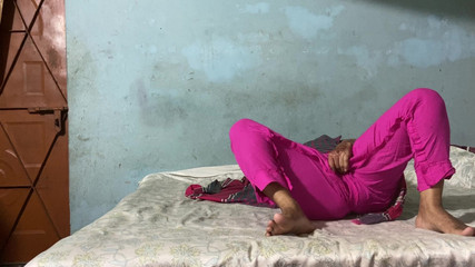 Jeune couple Desi du village local baise à la maison