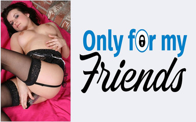 Premier porno de Julie Storm, une salope de 18 ans avec deux gros seins et des cheveux noirs se masturbe à l'aide d'un jouet sexuel