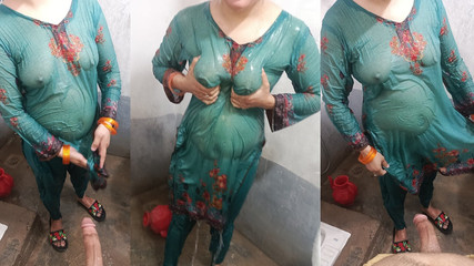 Je joue avec ma femme chaude dans la salle de bain si sexy