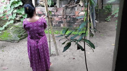 Je vois ma belle-tante nettoyer la cour, je l'ai serrée dans mes bras et j'ai commencé à baiser