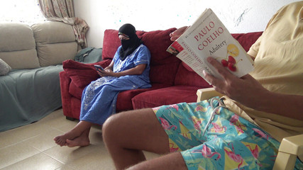 La demi-soeur égyptienne Sharmota reçoit une éjaculation massive d'un demi-frère pervers