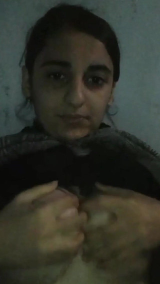 Montrer des seins dans la salle de bain