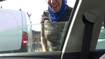 Prostituée algérienne avec un client dans sa voiture dans une banlieue de Marseille