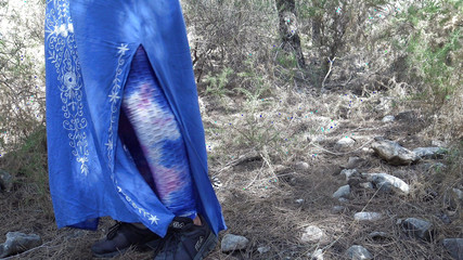 Mamie musulmane en plein air avec un garçon soumis