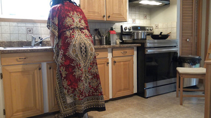 Une belle-mère enceinte trompe son beau-fils pendant que son mari est au travail