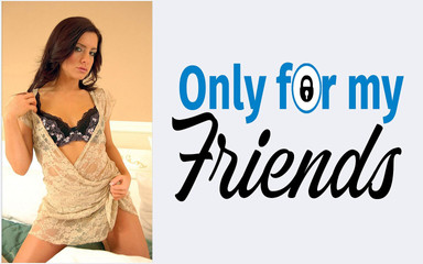 Ma copine une grosse salope de 18 ans crée du plaisir avec ses doigts et son sextoy et se touche avec ses doigts