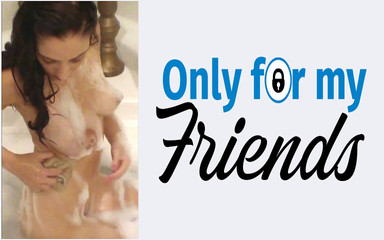 Premier porno d'une salope de 18 ans touche sa chatte, profite et se masturbe avec les doigts