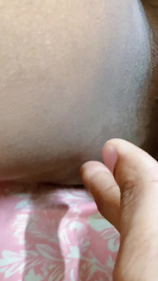 Une fille qui baise une chatte a un propriétaire dans la maison