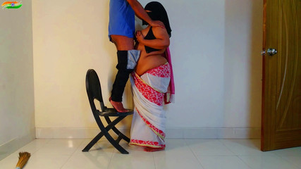 MILF femme arabe chaude veut baiser par un électricien