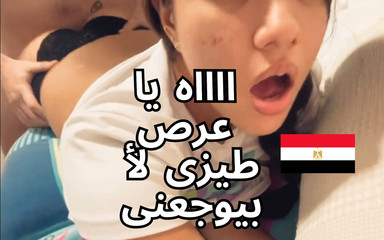 Mon mari cocu me surveillait derrière la porte pendant que je faisais l'amour