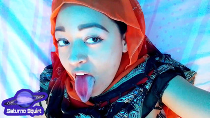 Une asiatique musulmane se libère et masturbe durement son vagin poilu jusqu'à ce que de la crème sorte de sa chatte