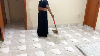 J'embrasse et baise une femme de ménage dans ma maison