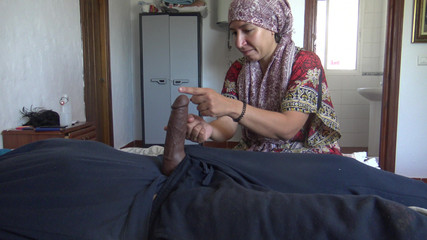 Cette MILF musulmane est choquée !!! Son patron africain sort sa grosse bite noire...