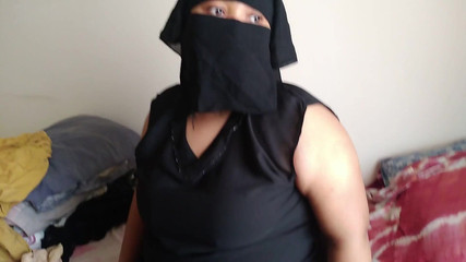 Beau-fils baise la belle belle-mère saoudienne lorsque son mari n'est pas à la maison et desserre sa chatte serrée, puis son mari se rend compte