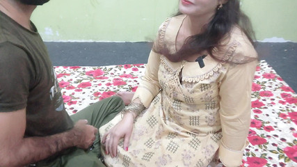 Après un long moment, j'ai rencontré ma petite amie indienne Desi. Je lui ai montré la nouvelle chambre et j'ai eu un bon audio sexuel en hindi