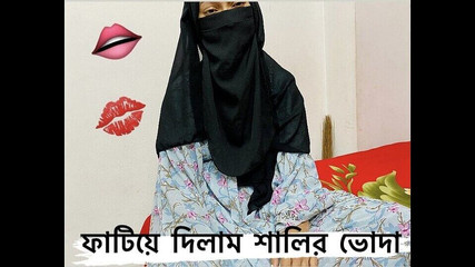 Hot Teen Couple ayant des relations sexuelles romantiques dans leur chambre d'hôtel