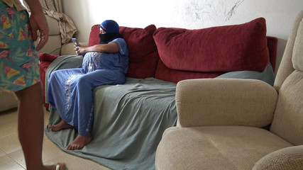 Un beau-fils britannique pervers humilie sa belle-mère égyptienne enceinte