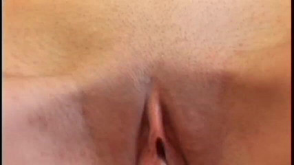 Une très belle arabe brune a avalé une énorme bite comme une lolipop