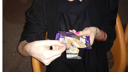 Demi-soeur séduit pour sucer ma bite sur la table