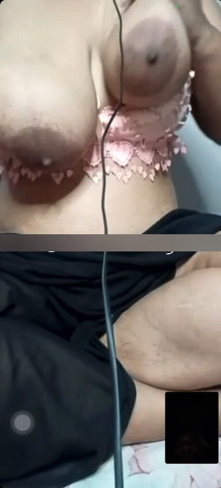 Lonely Desi Housewife profite secrètement d'un appel vidéo chaud avec son amant pendant que son mari est absent. Regardez son côté sauvage découvert !