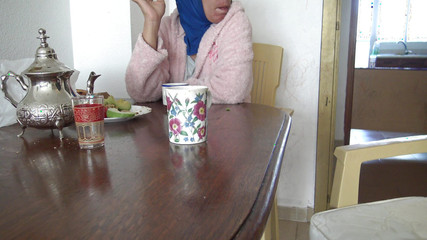 Une femme musulmane perverse laisse son beau-fils jouir dans son café du matin