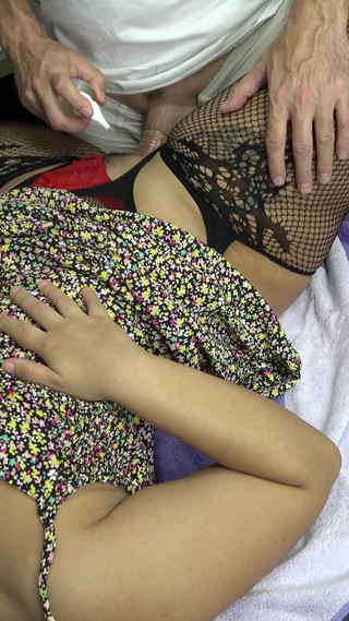 Masseur baise la chatte poilue de sa femme sur un lit de massage