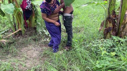 Je vois ma belle-tante se diriger vers la plantation de bananes, je l'ai suivie, je l'ai serrée dans mes bras et j'ai commencé à la baiser dans la plantation