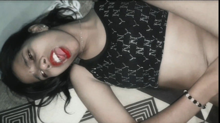 Ma belle-cousine réalise que je me masturbe à côté d'elle et je n'arrive pas à croire sa réaction