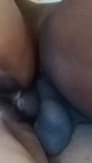 Premier rapport sexuel, ma copine d'université vient chez moi et baise ma femme