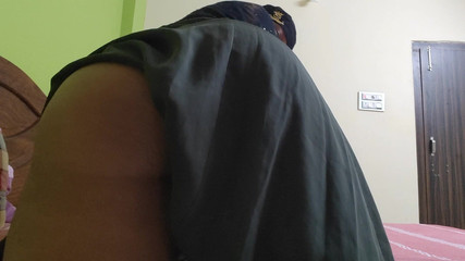 Fille musulmane avec de beaux seins et un corps parfait se sentant excitée