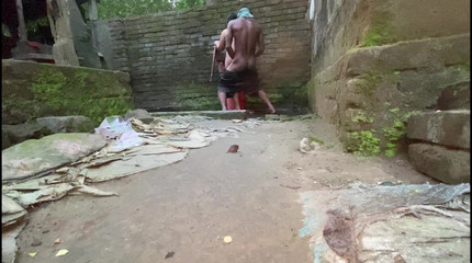 Belle Bhabhi Chudlam bangladaise sous la pluie