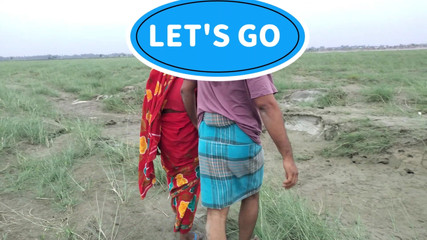 Une femme au foyer en sari rouge va chercher sa chèvre et rencontre un homme