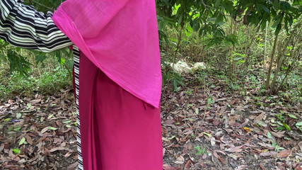 J'ai trouvé mon voisin seul dans la forêt et j'ai commencé à baiser