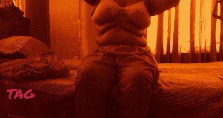 Petite amie MILF aux seins énormes enfin baisée par son petit ami chanceux à grosse bite.