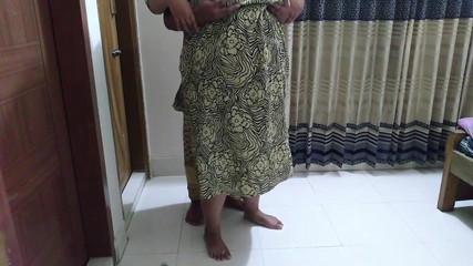 La belle-tante égyptienne au gros cul et aux seins énormes balaie la pièce lorsque son voisin se fait sodomiser et lui donne du sperme dans le cul - Musulman